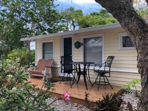 ***Bermuda-esque Island Cottage! Steps to Sand!***
